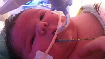 S-a nascut cu o greutate de 7,1 kilograme si o inaltime de 67 centimetri. Vezi cum arata bebelusul gigant!