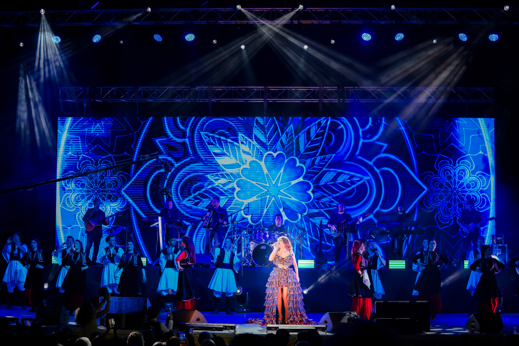 Elena Gheorghe, mărturii în lacrimi în fața a peste 4.000 de oameni. Imagini senzaționale de la show-ul cu muzică armânească