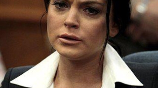 Drogurile si alcoolul au facut-o pe Lindsay Lohan sa arate ca la 50 de ani, desi are doar 25!