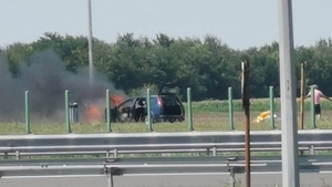 Mașină în flăcări pe A2! Autoturismul a fost scos de pe carosabil și se așteaptă intervenția pompierilor