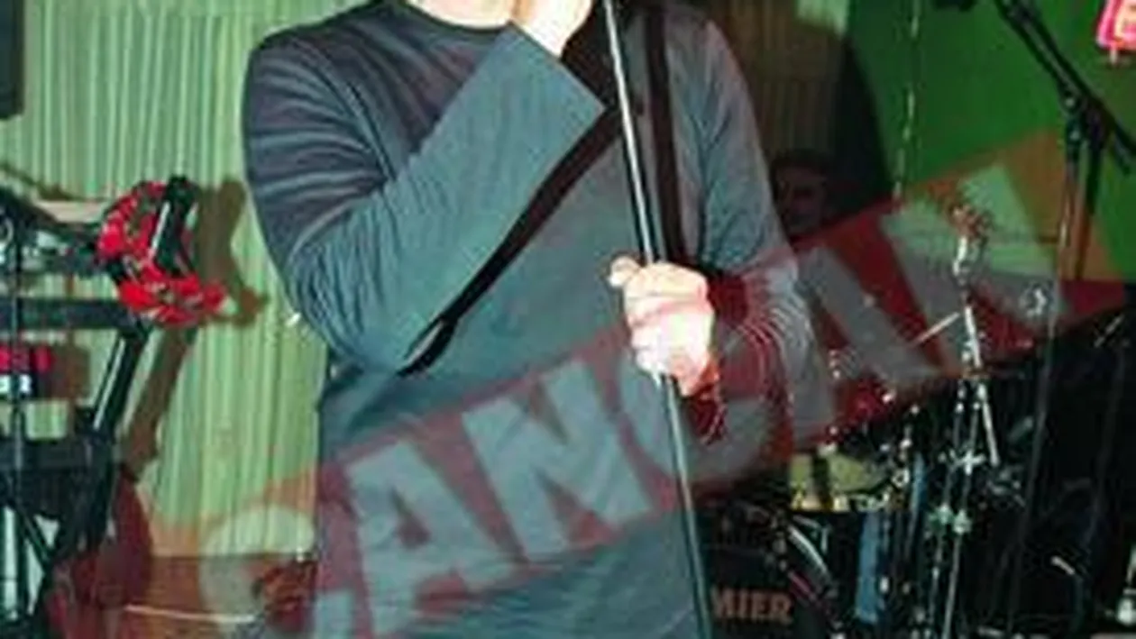 A dat fularul ros-albastru pe cel alb-violet