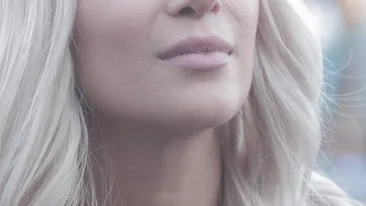 Lora a izbucnit în lacrimi la TV. Ce a emoţionat-o pe artistă