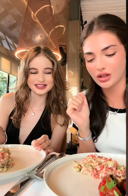 De câți ani se cunosc Irina Columbeanu și Andreea Bostănică, de fapt. Au ieșit la restaurant și șatena a gafat din nou!