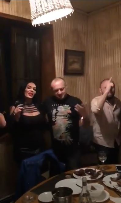 Leo de la Strehaia și soția lui s-au împăcat! Cum s-a îmbrăcat Dana Criminala la o petrecere, unde s-au dat dedicații pe bani