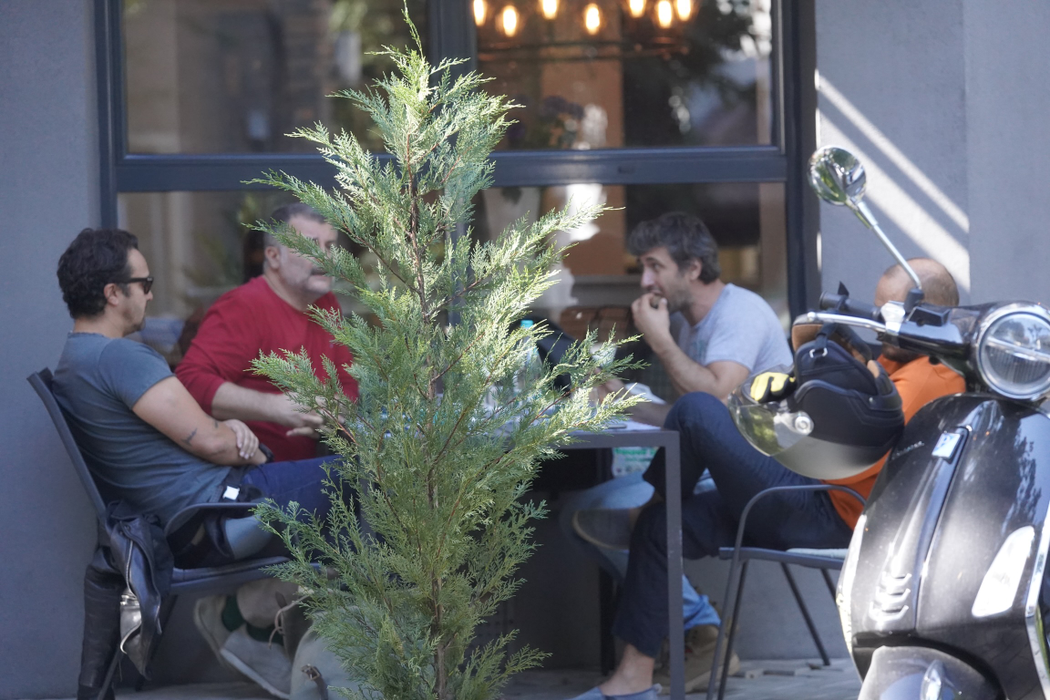 Cristi Puiu, Dragoș Bucur și Dorian Boguță, surprinși la o cafenea din Floreasca / Sursă foto: CANCAN.RO