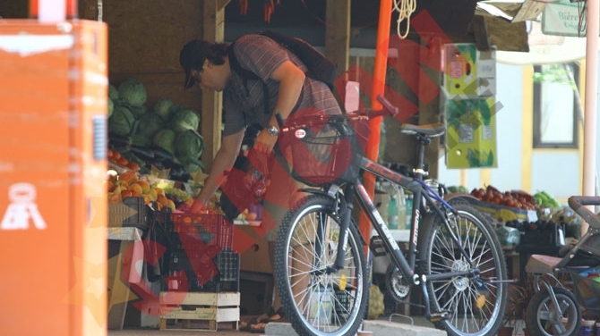 Adrian Cioroianu, la piata pe bicicleta