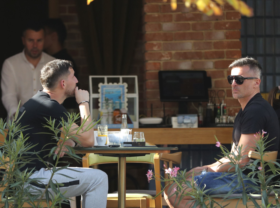 Primii care au sosit la cafenea au fost Mihai Costea "Nilă" (stânga) şi Iulian Dîrnea, "Loverboy-ul cu Ferrari" (dreapta)