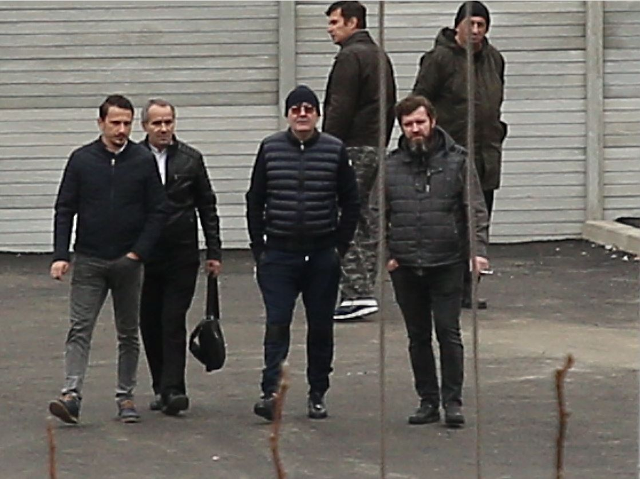 Dan Nicorescu, în mijlocul echipei (co ochelari), dă indicații stricte