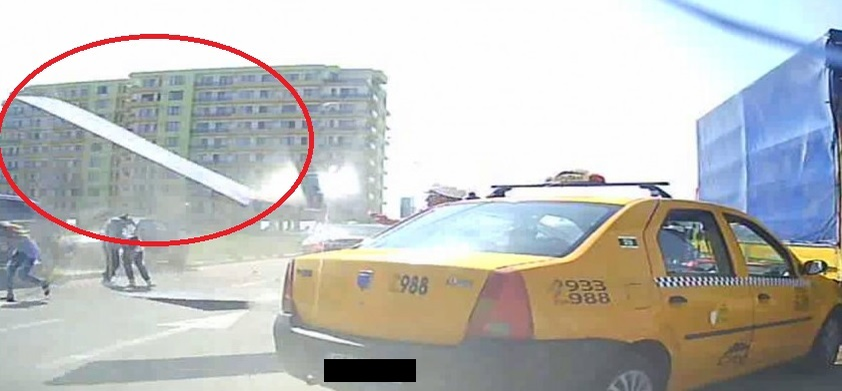 Noi imagini cu elicopterul din Mamaia: zboară foarte jos și mai mulți oameni sunt aproape de a fi loviți de panourile căzute