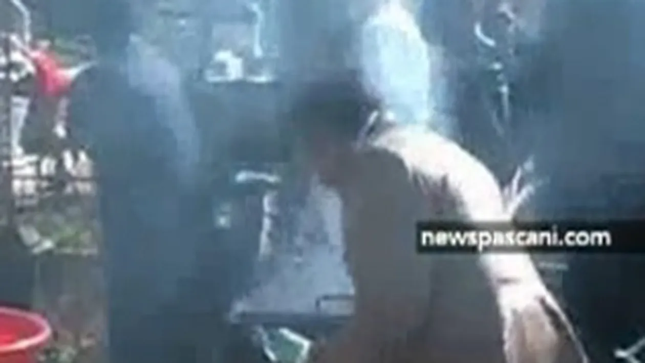 VIDEO Gratar in mijlocul cimitirului la Pascani! Uite cum un grup de rromi da de pomana unei rude de-a lor!