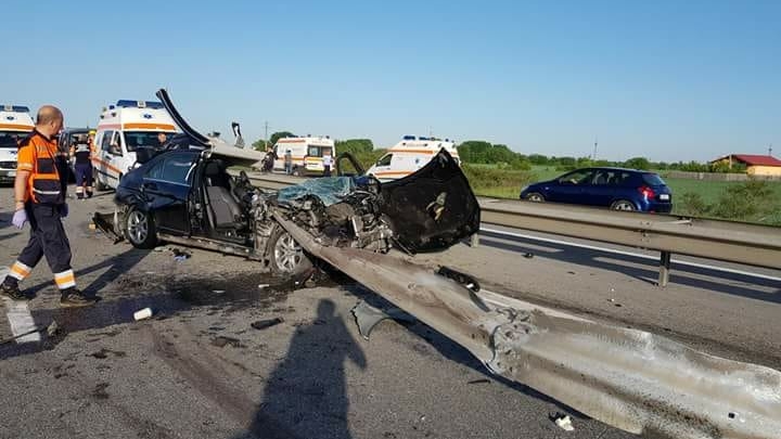 Accident grav pe A1! Un șofer a murit, iar un motociclist are mâinile rupte
