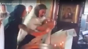 Momente de panică în biserică! Preotul, aproape să înece un copil la botez VIDEO