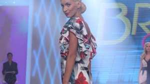 IULIA ALBU a răbufnit, în direct, când a văzut cum e încălţată o concurentă de la „Bravo, ai stil!“: „Ai sandale din sex shop...“