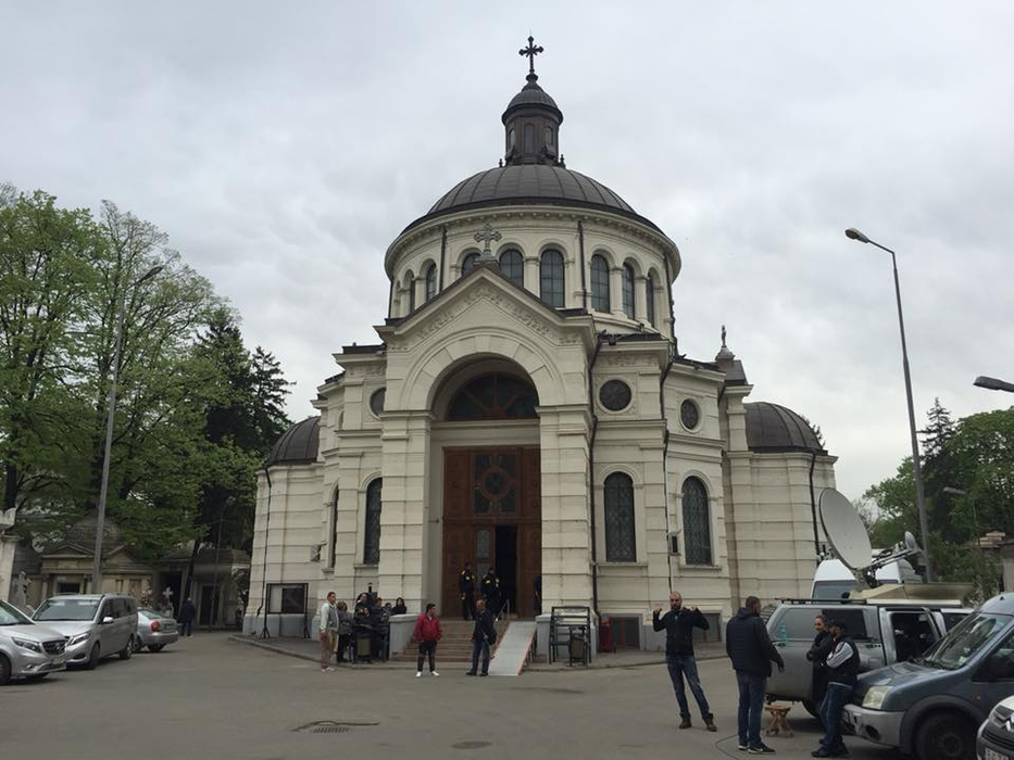Sicriul cu trupul Ionelei Prodan a fost depus la Capela Cimitirului Bellu. Ana, transfigurată de durere