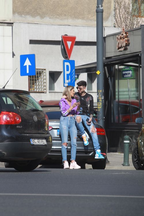 Cei doi soți au analizat împreună rezultatul sesiunii foto