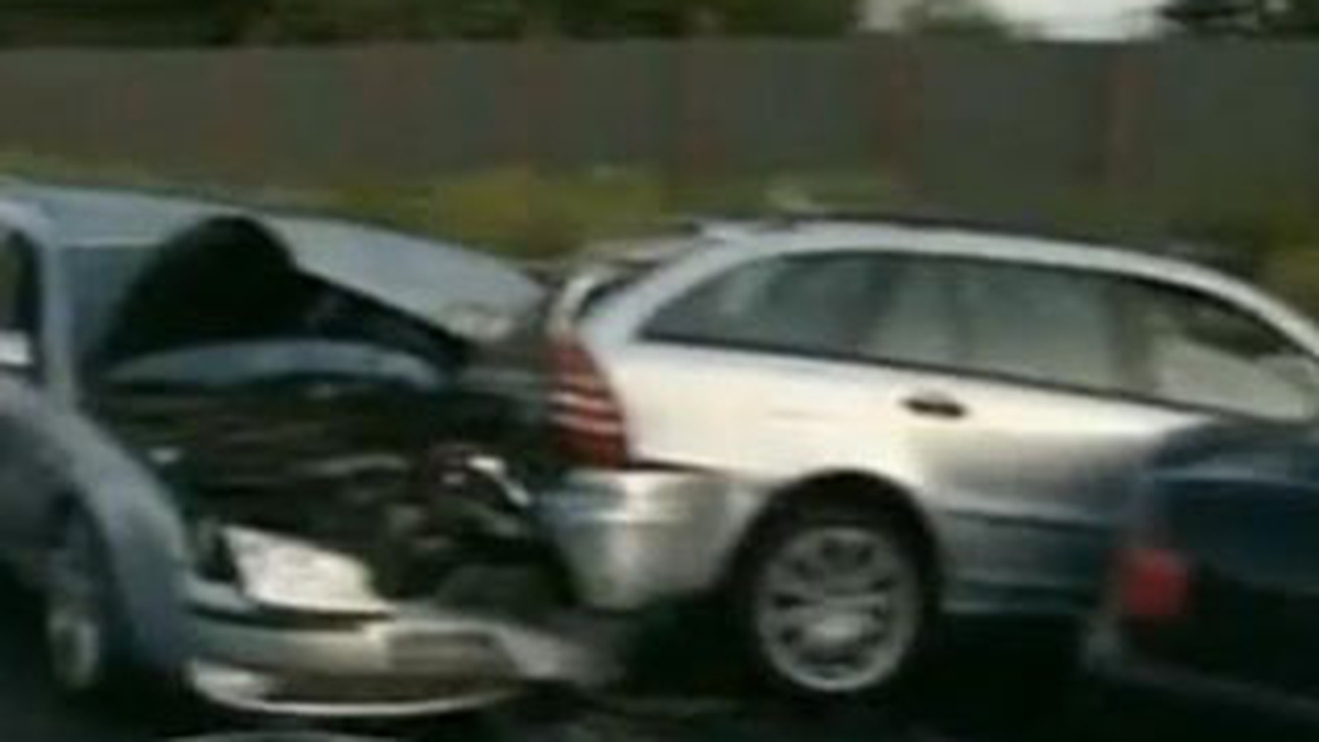 Opt autoturisme avariate si trei persoane ranite, in urma unui accident provocat de un tanar fara permis
