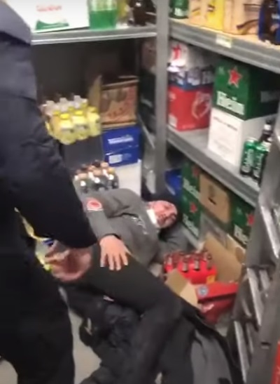 Doi agenți de la SSG au snopit în bătaie un bărbat bănuit că ar fi furat 8 role de cașcaval, dintr-un Mega Image