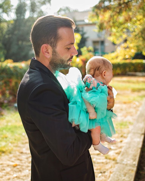 Mihai Morar, tablou de familie. Expresia feței micuței Roua, de neprețuit : ”Inevitabil, una din trei nu are chef de poze”
