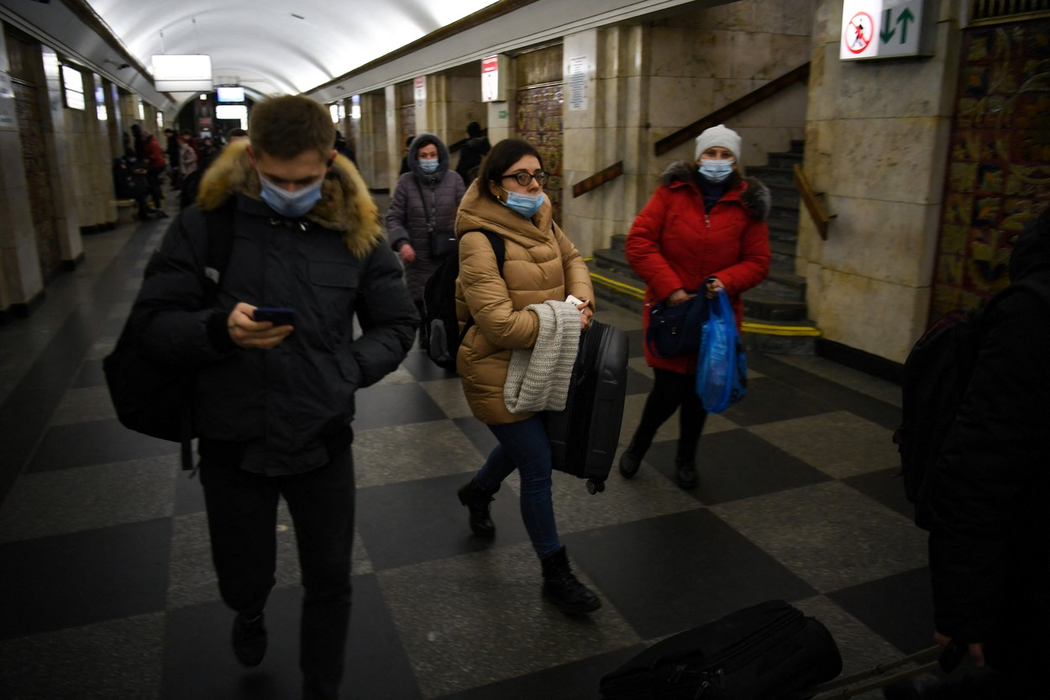O femeie din Kiev și-a luat valiza și nu știe în ce direcție s-o apuce, cu metroul. (Sursa foto: profimedia.ro)