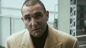 VIDEO Vrei sa poti acorda primul ajutor in caz de urgenta? Mafiotul Vinnie Jones iti da lectii pe propria victima!