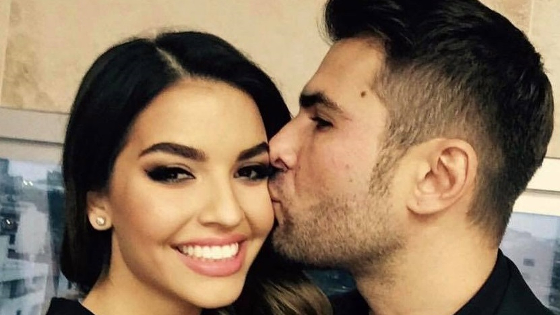Adrian Mutu, petrecere intimă de ziua lui alături de soţie şi un prieten! S-a lăsat cu pupături în trei