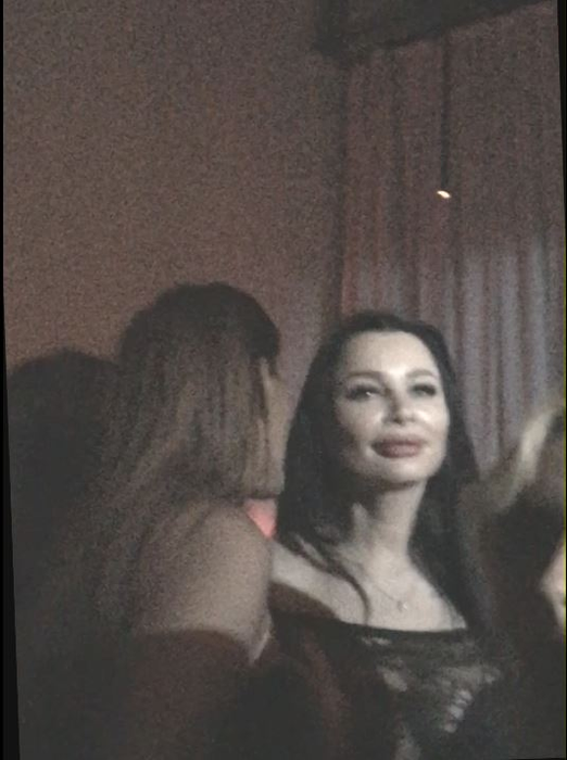 Denisa îi șoptește ceva lui Brigitte, iar aceasta zâmbește