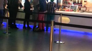 Andrei Badiu si Roxana Sarbu formeaza un cuplu in toata regula! Isi asorteaza tinutele si se saruta in vazul tuturor!