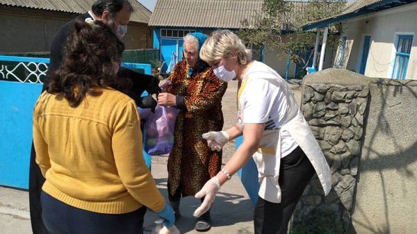 Darurile au adus bucurie sătenilor