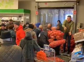 VIDEO. Pandemia de coronavirus i-a transformat pe români! Bătaie pe cartofi în cel mai mare hypermarket din Constanța