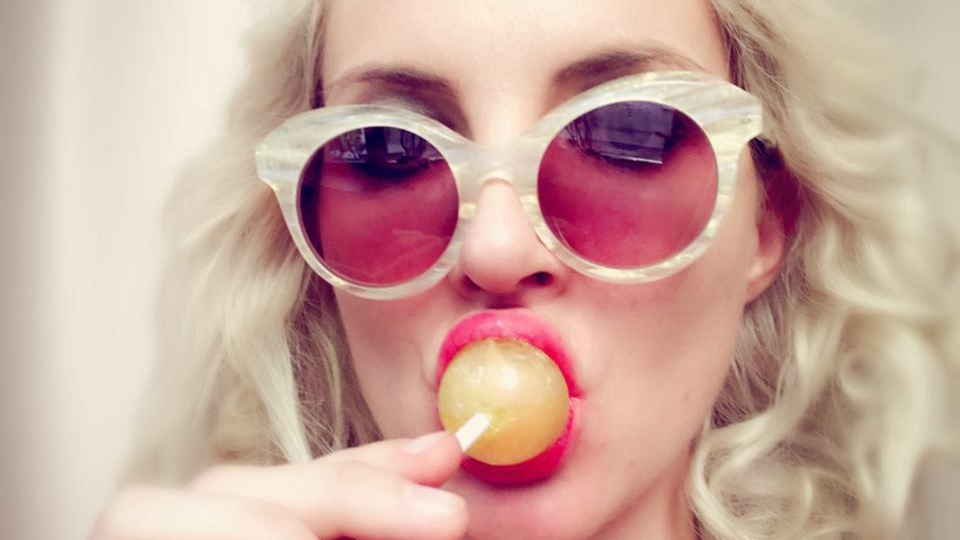 Blonda certată de o pensionară pentru că ”i se vede p..a” este chiar solista lui Goran Bregovic! Anca a pozat și în Playboy