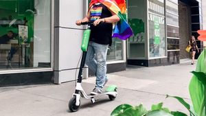 De-a râsu' plânsu'! A vrut să fure o trotinetă electrică, dar a căzut cu ea când încerca să fugă și a fost prins de oamenii legii