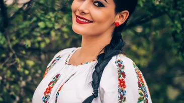 Imagini terifiante! O cântăreaţă de muzică populară a fost bătută într-un club, iar unul dintre unul dintre agresori este  poliţist