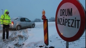 Traficul rutier este paralizat pe 35 de drumuri din ţară, din cauza condiţiilor extreme ale vremii!