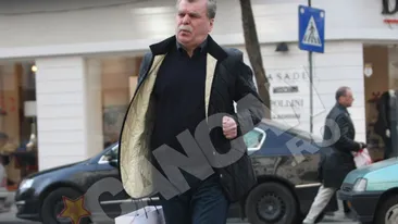 Vama gafaie cu un cadou in mana pe strazile Bucurestiului