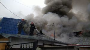 Incendiu devastator în București! Patru imobile ard ca torțele