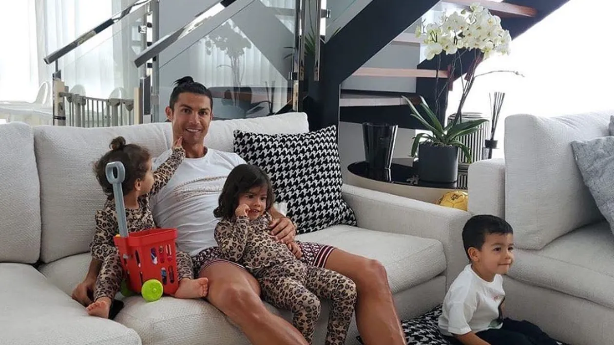Cristiano Ronaldo, relaxare în pijamale de peste 2.000 de euro! Fotbalistul este izolat cu familia sa în Portugalia