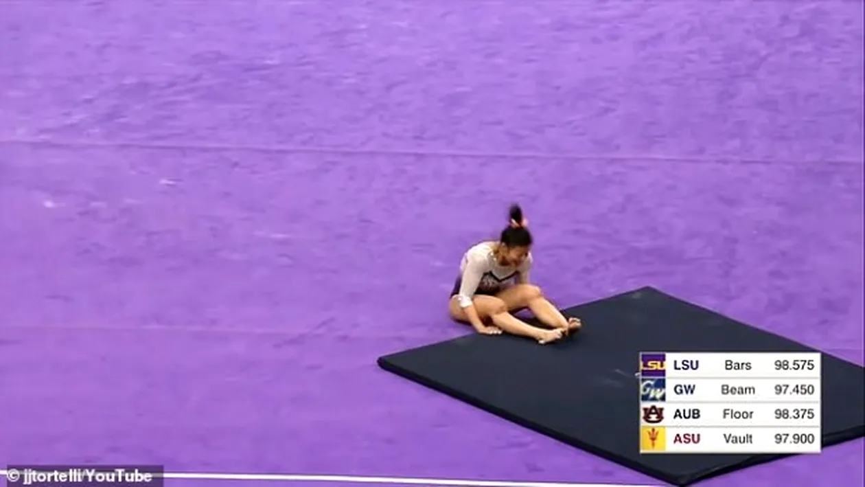 Imagini șocante la un concurs sportiv! O gimnastă și-a rupt ambele picioare în timpul unui exercițiu la sol