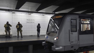 Atac cu cuțitul într-o stație de metrou! O femeie a fost grav rănită