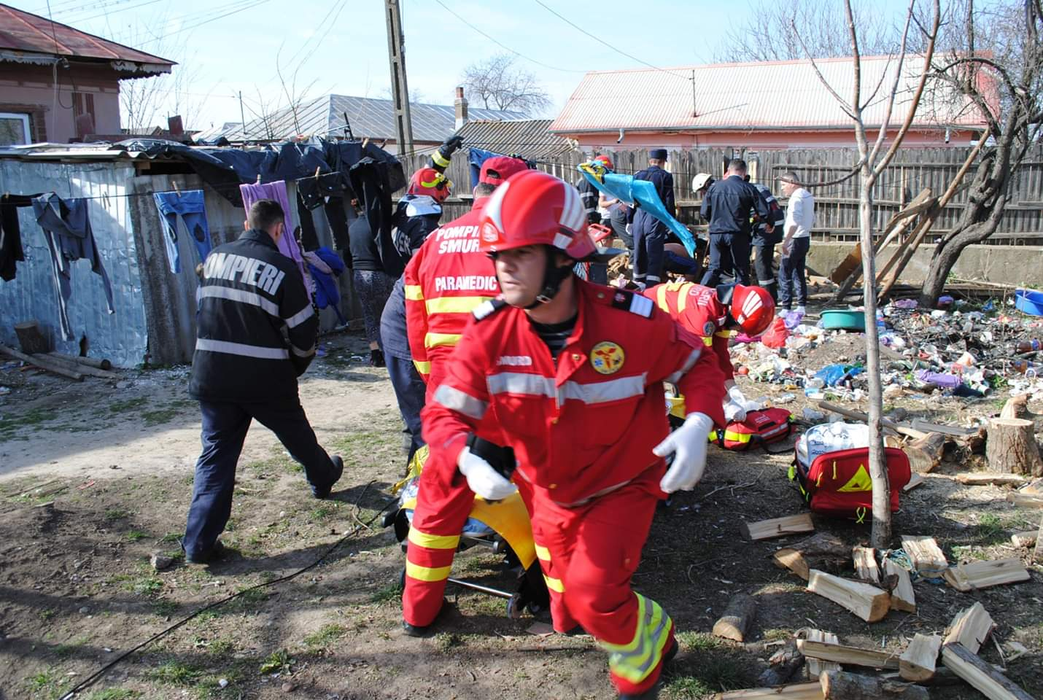 Copilul căzut în fosa septică a fost salvat