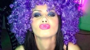 A uitat de toate grijile într-un club de fiţe! Oana Zăvoranu a făcut Revelionul decoltată şi şi-a pus perucă!