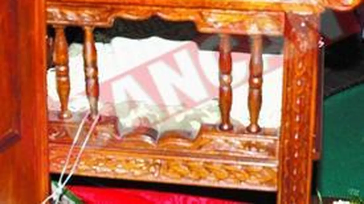 Biserica Sf. Vineri a branduit un scaun cu numele lui Razvan Lucescu