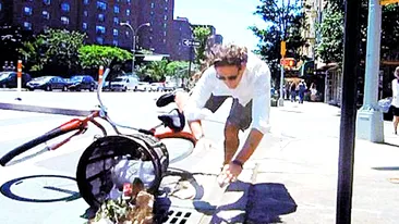 Nervos ca a luat amenda aiurea, un biciclist s-a izbit de tot ce era stationat pe pista