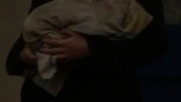 VIDEO O femeie fara suflet si-a aruncat copilul, intr-un bloc, chiar in seara de Ajun!