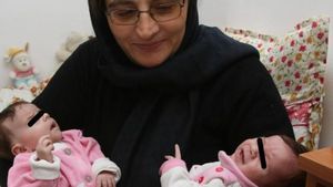 Gemenele măicuţei Nectaria, vizitate de Moş Crăciun! Ce daruri au primit fetiţele