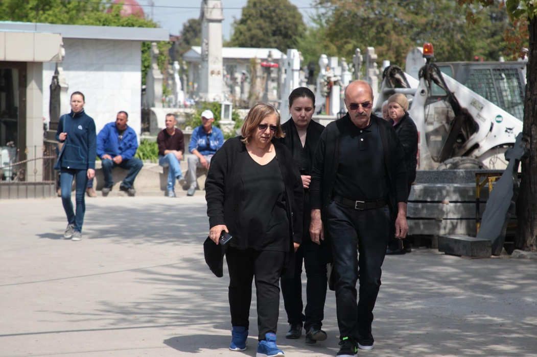 Nimeni nu se aștepta la asta! Ce nume au scris angajații serviciilor funerare pe crucea lui Răzvan Ciobanu