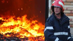 Un puternic incendiu a izbucnit la fosta fabrica Faur! Patru autospeciale au ajuns la fata locului!