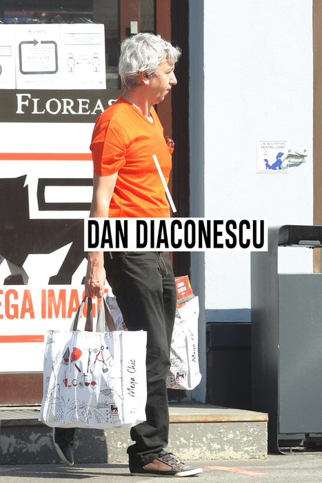 Dan Diaconescu își cară singur sacoșele (Foto: CANCAN.RO)