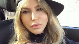CORINA BUD, criticată de către fani. A apărut nemachiată şi a renunţat să se mai penseze
