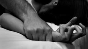 Îşi acuză mama că a vândut-o unui bărbat, la 13 ani! Ce i s-a întâmplat apoi tinerei este îngrozitor: ”M-a violat şi ...”