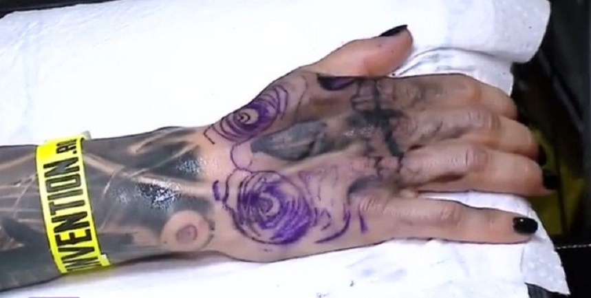 Roxana Vancea nu se mai satură de tatuaje. A fost la un salon şi şi-a desenat pe mână un…
